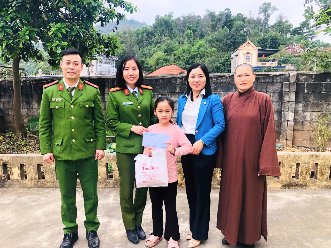 Công an phường Phạm Sư Mạnh chung tay chăm lo trẻ em khó khăn vui Xuân đủ đầy
